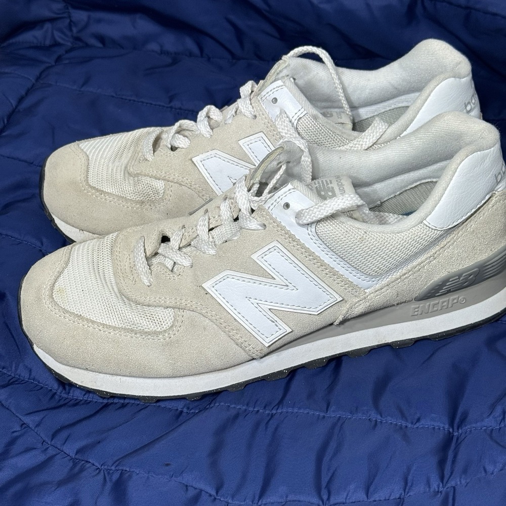 New‎ Balance Womens Fashion Sneakers in Cloud White And Gray - 9 US
